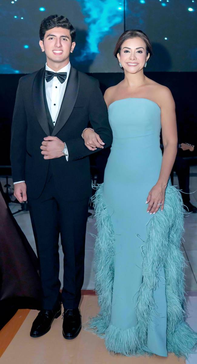 Desfile de Padres e Hijos en la gala de graduación de la Escuela Internacional Sampedrana 2026