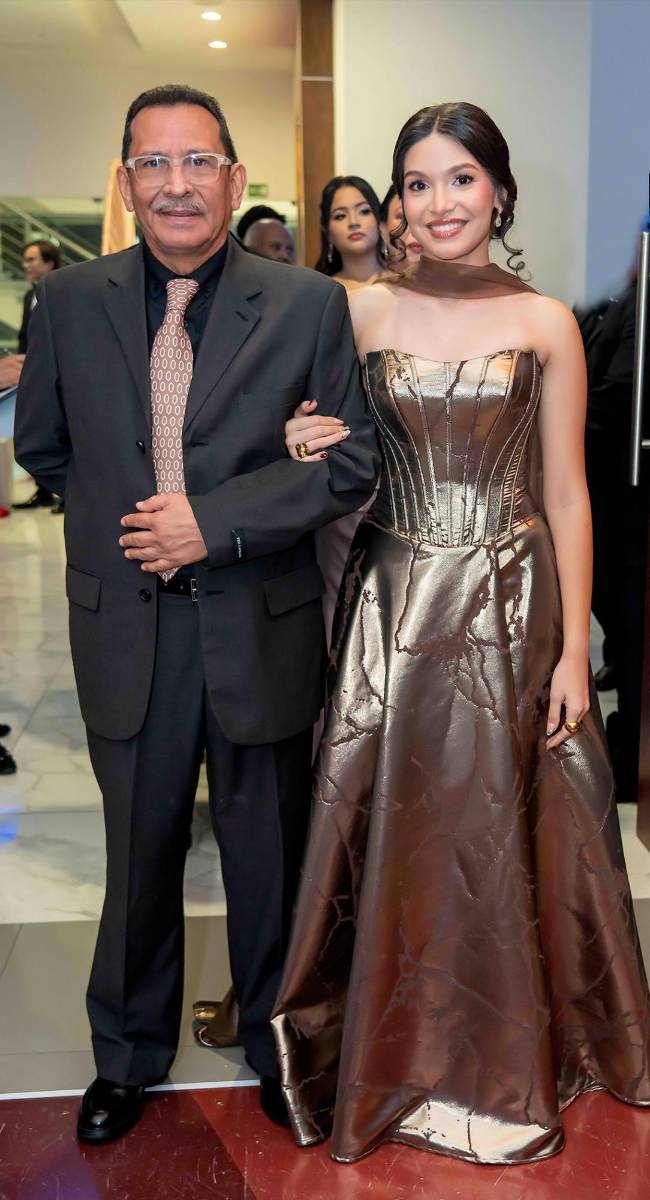 Desfile de Padres e Hijos en la gala de graduación de la Escuela Internacional Sampedrana 2026