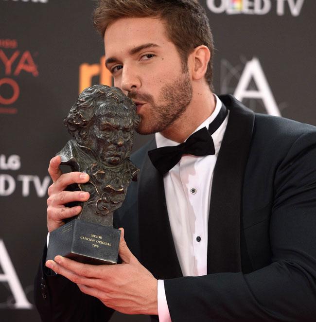 Cuenta con más de 30 discos de platino y hasta un <u><b><a rel="nofollow" href="https://www.instagram.com/academiadecine/">Goya</a></b></u> por el tema que compuso para ‘Palmeras en la nieve’. 