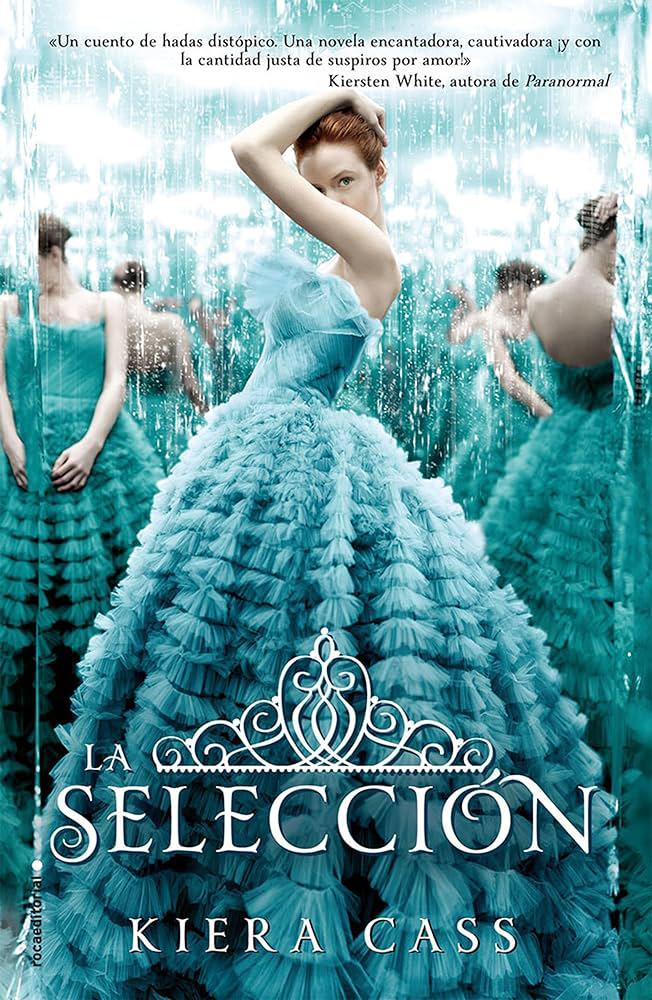 “La Selección” de Kiera Cass.En el reino de Illéa, 35 chicas compiten por ganarse el corazón del príncipe Maxon. Entre ellas se encuentra America Singer, quien está profundamente enamorada de Aspen, su novio desde la infancia. A medida que participa en la competencia, America se ve inmersa en un torbellino de emociones nuevas y descubre secretos que podrían transformar su destino para siempre. “La Selección” combina romance, intriga y dilemas difíciles en un escenario distópico futuro.