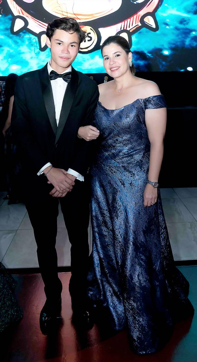 Desfile de Padres e Hijos en la gala de graduación de la Escuela Internacional Sampedrana 2026