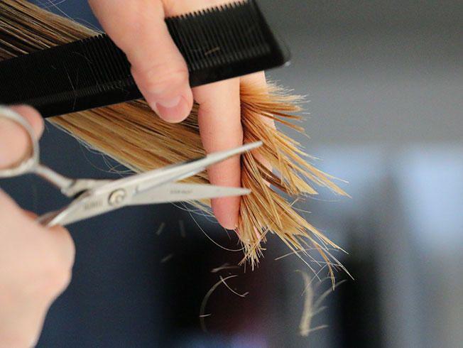 Después de tus vacaciones córtate las puntas de tu cabello, cinco centímetros son mas que suficientes, pero que siga creciendo sano y fuerte