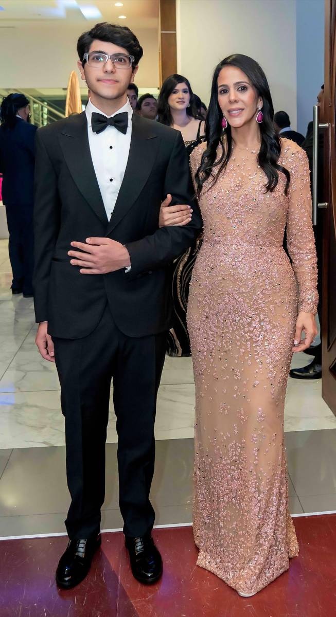 Desfile de Padres e Hijos en la gala de graduación de la Escuela Internacional Sampedrana 2026