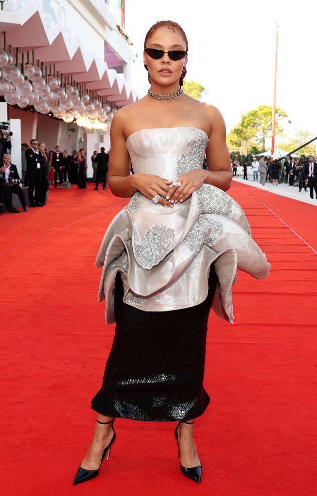 Tessa Thompson en Armani Privé.