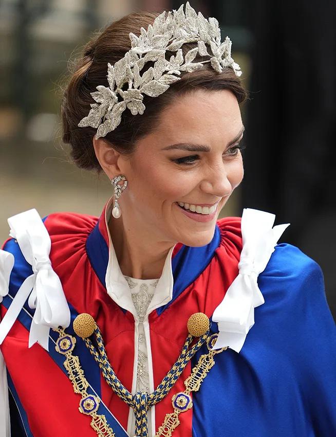 La princesa de Gales ha lucido un tocado floral de plata y cristales, tipo diadema, de Jess Collett para Alexander McQueen