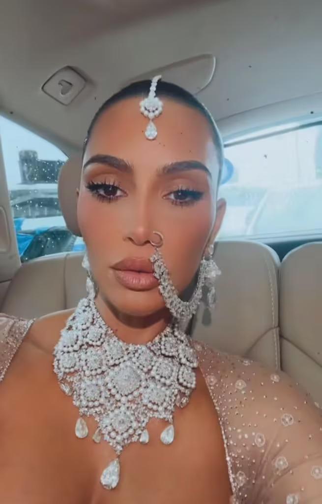 El otro look de Kim igual incluía joyas de Lorraine Schwartz. Llevaba un collar de 170 quilates de diamantes. Su anillo de nariz, que conectaba su fosa nasal y oreja, contaba con 70 quilates de diamantes antiguos.
