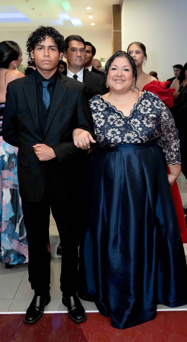 Desfile de Padres e Hijos en la gala de graduación de la Escuela Internacional Sampedrana 2026