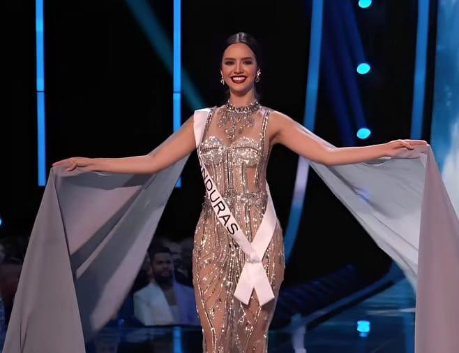 En un vestido espectacularmente brillante y ceñido, la representante hondureña desfiló con serenidad pero confianza. Su sonrisa constante iluminó la pasarela, permitiendo apreciar tanto su esbelta figura como su rostro delicado con cada paso seguro y elegante.