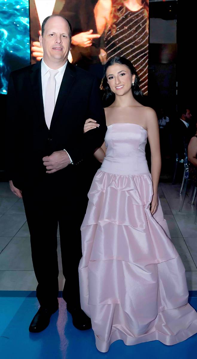 Desfile de Padres e Hijos en la gala de graduación de la Escuela Internacional Sampedrana 2026
