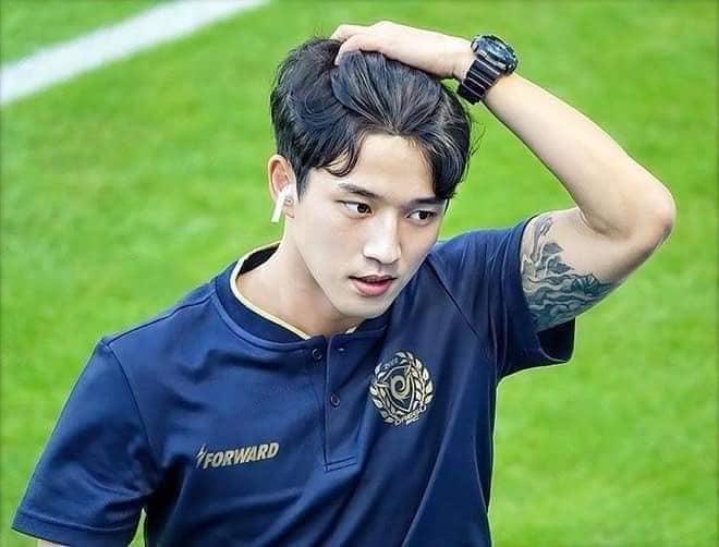 Jeong Seung-won es uno de los futbolistas más populares de Corea del Sur, admirado tanto por su talento en el campo como por su imagen. , se ha ganado el apodo de <b>”</b>el futbolista más guapo de Corea”, convirtiéndose en una figura destacada dentro y fuera de las canchas