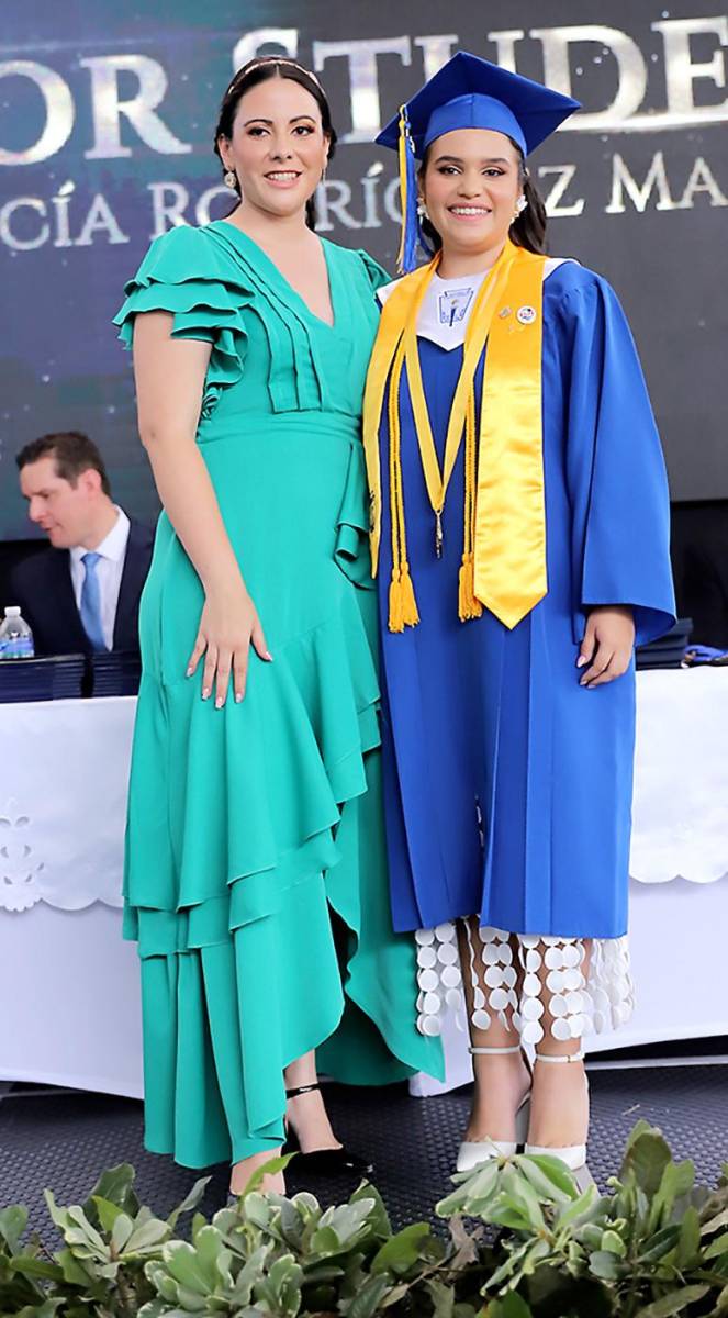 Lucía Rodezno con Mariana Rodríguez, Honor Student