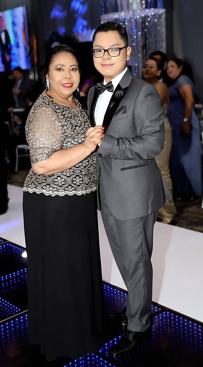 Francisco José Ordóñez Zúniga con su madre Lilian Zúniga