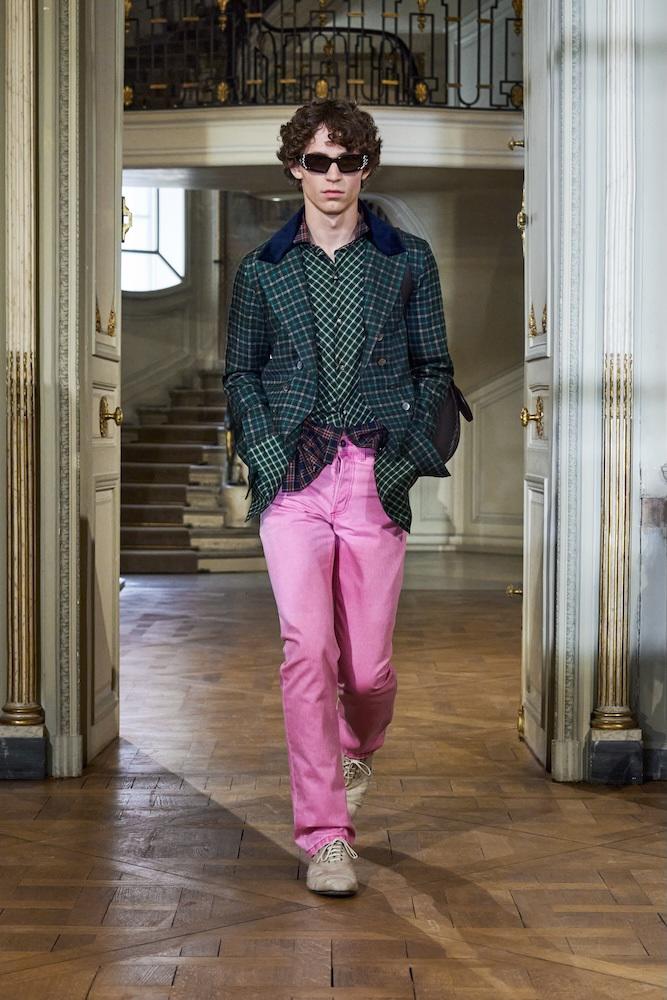 Anderson detalló que “las camisas de seda bordadas están inspiradas en los vestidos trompe-l’oeil de la alta costura Dior de 1979”. 