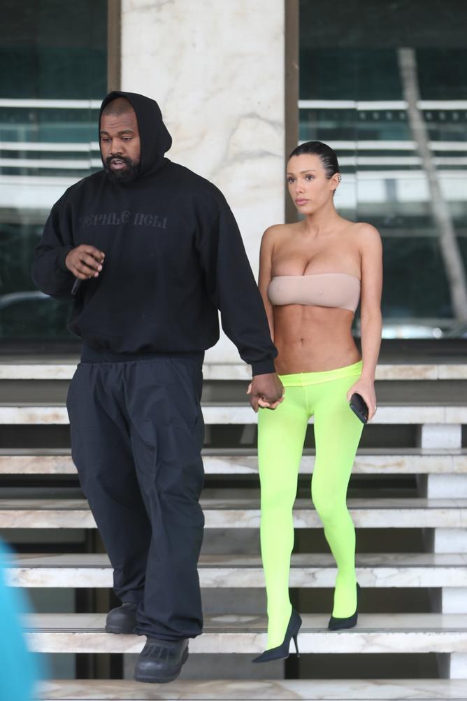 Las audaces elecciones de vestuario de Bianca han generado críticas por parte de los internautas, quienes expresan preocupación por su bienestar y la dinámica de su relación con Kanye.