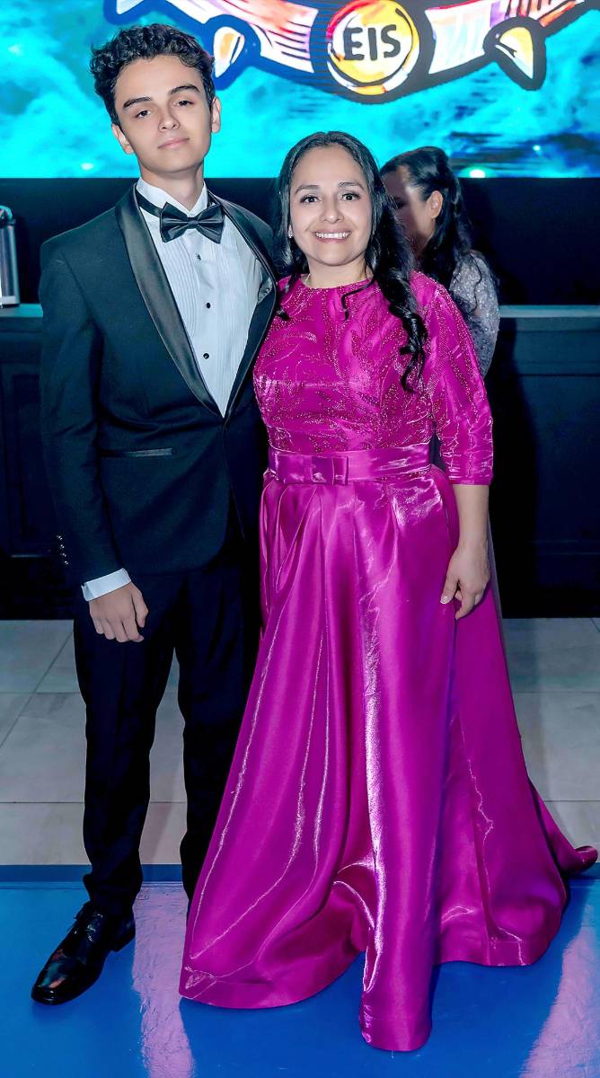 Desfile de Padres e Hijos en la gala de graduación de la Escuela Internacional Sampedrana 2026