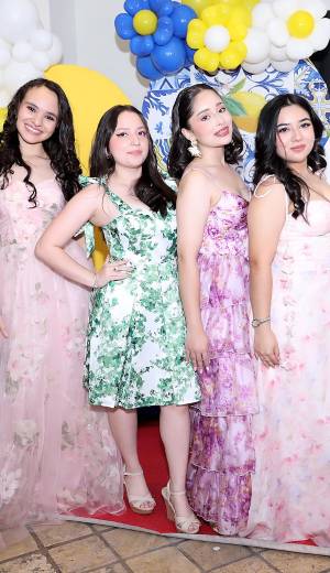 En una mañana radiante, los Seniors 2026 de Sn Riveiros School celebraron su esperado brunch. La cita fue en el Hotel Clarion, donde los jóvenes llegaron impecables, luciendo elegantes trajes y vestidos para compartir risas y momentos especiales en una de sus actividades previas a la graduación.