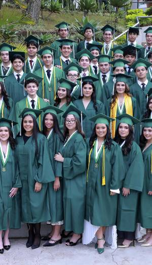 Entre aplausos, sonrisas y emotivos momentos compartidos con familiares y amigos, los 53 alumnos de la promoción 2026 de la Academia Los Pinares celebraron su graduación en una ceremonia llena de significado. El acto marcó el cierre de una inolvidable etapa estudiantil y el comienzo de nuevos sueños y oportunidades para los jóvenes graduandos.