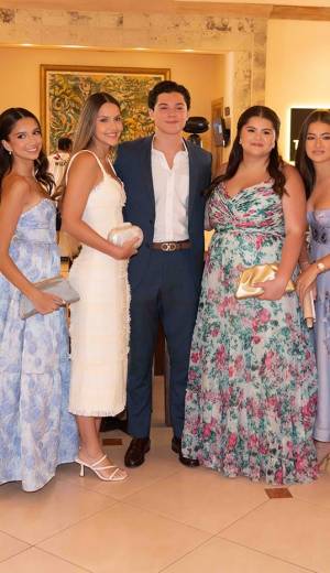 El salón Real del Hotel Real Intercontinental fue el escenario elegido por el gabinete de padres de familia para que la clase 2026 de la Escuela Internacional Sampedrana celebrara su esperado senior breakfast. Las alumnas lucieron elegantes vestidos de cóctel y los varones blazers en tonos suaves, en un ambiente que evocó el encanto de la Costa Amalfitana.