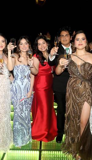 La prom de la generación 2025 de Western International School<b> </b>de San Pedro Sula fue una noche mágica e inolvidable. El escenario fue el Copantl Convention Center, elegantemente transformado bajo el concepto “Gold and Black Night”, una decoración sofisticada diseñada, creada y organizada por Touche’s Honduras by Elías Delcid. La fiesta fue animada por DJ Daybet. En la foto: Fernanda Quintanilla, Gabriela Paz, Elisa Mayorga, Valeria García, Julio Rodríguez, Sophia Rápalo y Lidia Ayala.