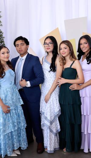 Vestidos de gala y con la emoción a flor de piel, los Seniors 2026 de la International School of Tegucigalpa celebraron un elegante almuerzo para compartir y crear nuevos recuerdos. La cita fue en La Reserva Event Center, donde los jóvenes disfrutaron una tarde entre risas, fotos y la ilusión de que la graduación está cada vez más cerca.