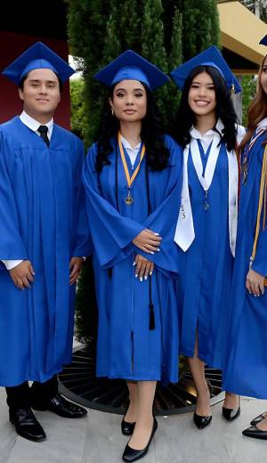 Los seniors 2025 de la International School of Tegucigalpa celebraron su graduación en una emotiva ceremonia cargada de ilusión y orgullo. Vestidos con toga y birrete, los jóvenes recibieron sus títulos de high school, marcando el inicio de una nueva etapa llena de metas, aprendizajes y futuros prometedores. En la foto: Andrea Mercadal, Sebastián Suárez, Ana Zúniga, Natalia Artola y Camila Coca.