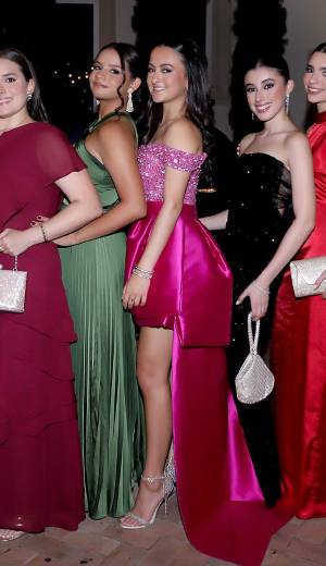 Los seniors 2026 de la American School of Tegucigalpa vivieron una velada inolvidable durante su esperado Senior Dinner, una cita que marcó uno de los últimos capítulos de su etapa escolar. En medio de risas y fotografías los estudiantes celebraron una noche especial. En la foto: Mía Simón, Nathalie Fleming, Valería Irías, Michaela Simón, Arianna Catalán, Maxine Gernat e Isabella Noriega.