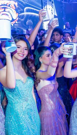 La esperada gala de la Promoción 2026 de la Escuela Internacional Sampedrana (EIS) se convirtió en una velada inolvidable, marcada por el glamour, la alegría y laemoción de los jóvenes que celebraron juntos una de las etapas más significativasde su vida estudiantil.La exclusiva celebración tuvo lugar en el salón Napoleón del Hotel Copantl &amp;Convention Center, donde los futuros graduados se reunieron para disfrutar de una noche llena de elegancia y momentos memorables.