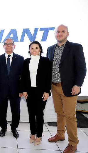 En una elegante y destacada velada en la Cumbre de Tegucigalpa, Dinant presentó los avances de sostenibilidad 2021-2022 bajo estándares GRI junto a invitados especiales que fueron testigos de hitos que reflejan resultados puntuales en temas ambientales, sociales, económicos y de gobernanza. En la foto: Ricardo Gamero, Gabriela Carvajal, Lorena Facussé, Armando Urtecho, Pamela Molina y Victor Castro. Oconitrillo