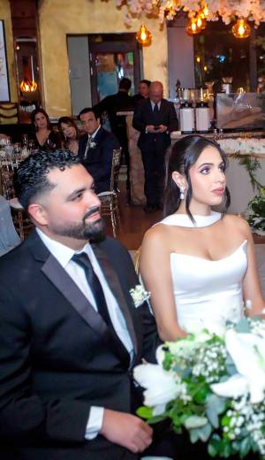 En una atmósfera de elegancia en el restaurante Meza 23 del Club Hondureño Árabe, Michael André Chahín Méndez y Nur Jamile Segebre Khairallah unieron sus vidas en matrimonio civil durante una íntima ceremonia presidida por el abogado René Antonio González Paz. Tras la firma del acta, la velada se transformó en una cálida recepción donde familiares y amistades cercanas brindaron por la felicidad de los nuevos esposos, celebrando el inicio de su historia compartida en un ambiente lleno de romance y buenos deseos.
