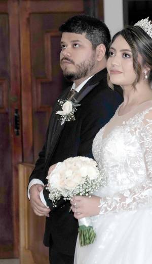 En una tarde llena de emoción y rodeados del cariño de sus familiares y amigos, Milton Barrieri y María Raquel Manzanares unieron sus vidas en una emotiva ceremonia celebrada en la Iglesia María Reina del Mundo de San Pedro Sula. Después de la ceremonia los recién casados junto a sus invitados disfrutaron de una elegante recepción en el Hotel Copantl &amp; Convention Center, donde celebraron su historia de amor con una velada inspirada en Harry Potter, llena de detalles únicos, alegría y momentos inolvidables.