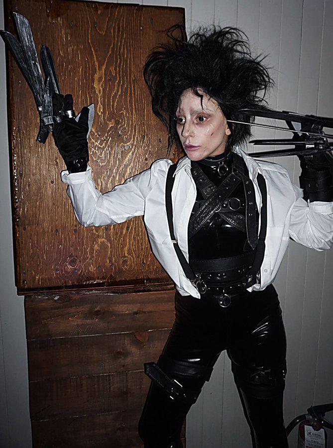 Entre las celebridades que han impresionado está Lady Gaga. Su look de Edward Scissorhands fue memorable, su interpretación de este personaje de Tim Burton tenía detalles que incluían las características manos de tijeras y el maquillaje gótico.