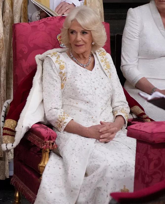El outfit de la Reina Camila en la Coronación de Carlos III