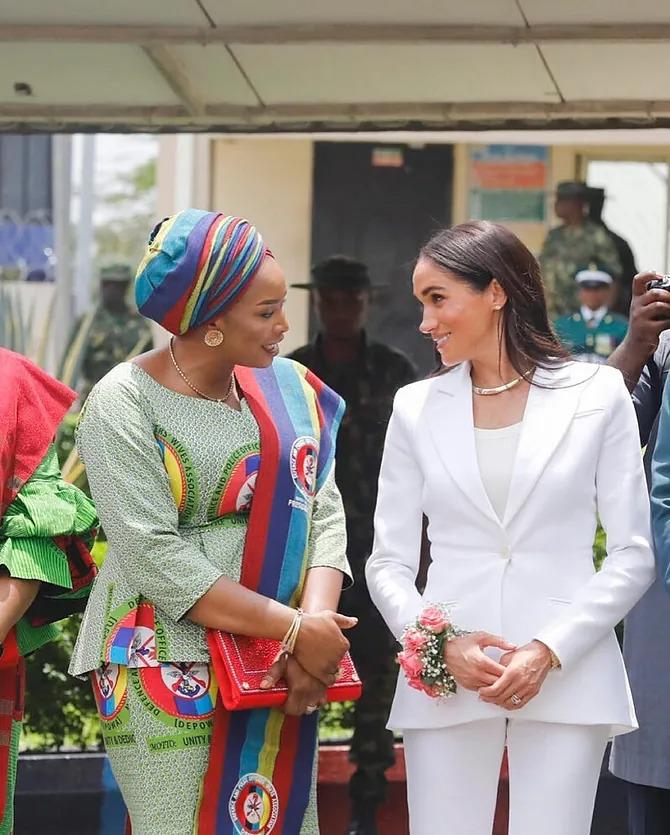 Para el segundo acto, una visita al jefe de defensa de Nigeria, la duquesa se acercó a algo más clásico y elegante: un traje chaqueta y pantalón de Altuzarra en color blanco. Unos Manolo Blahnik en tono camel fueron los zapatos elegidos y en cuanto a los complementos, Meghan Markle apostó por un brazalete, unos pendientes dorados de Aries Gordon Maffei y el modelo Love de Cartier, un reloj que perteneció a la mismísima Lady Di.