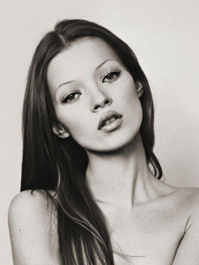 La leyenda de la moda y una de las supermodelos más influyentes de todos los tiempos Kate Moss regresa a la pasarela del Victoria’s Secret Fashion Show, trayendo consigo su estilo único que revolucionó la industria de la moda desde los años 90.