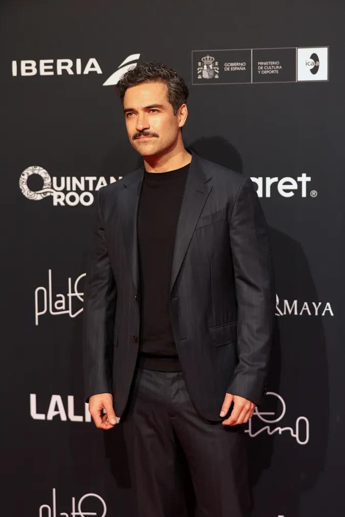 Alfonso Herrera, el ex RBD eligió la comodidad antes que la elegancia. Usó un traje de color negro satinado acompañado de unos zapatos deportivos.
