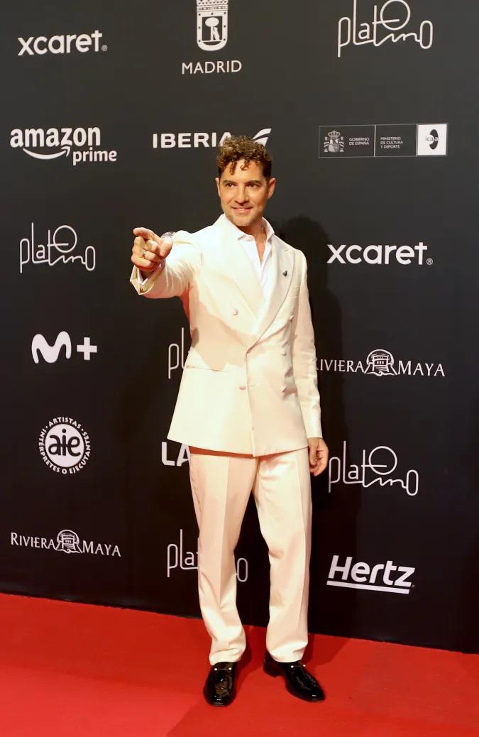 David Bisbal, el cantante español también desfiló por la alfombra roja de los Premios Platino. En esta oportunidad, vistió un traje de color blanco.