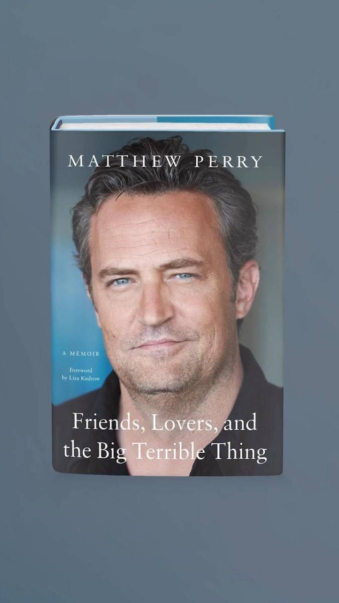 En su libro de memorias, “ Matthew Perry: Amigos, amantes y aquello tan terrible”, y sus entrevistas promocionales, el actor de Friends se refiere a sus problemas con las pastillas y el alcohol y, de algún modo, <b>vaticina su propia muerte</b>.