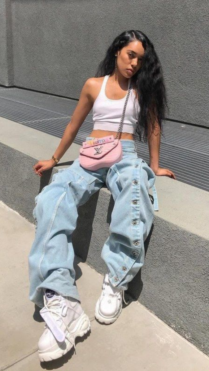 <b>Streetwear Veraniego</b>Con el calor del verano, el streetwear toma un giro fresco y desenfadado. Opta por camisetas oversize o un crop top, shorts o pants cómodos y zapatillas de estilo urbano para un look casual y cool. No olvides los accesorios clave como gorras de béisbol y gafas de sol para completar tu estilo streetwear veraniego con un toque personalizado. 