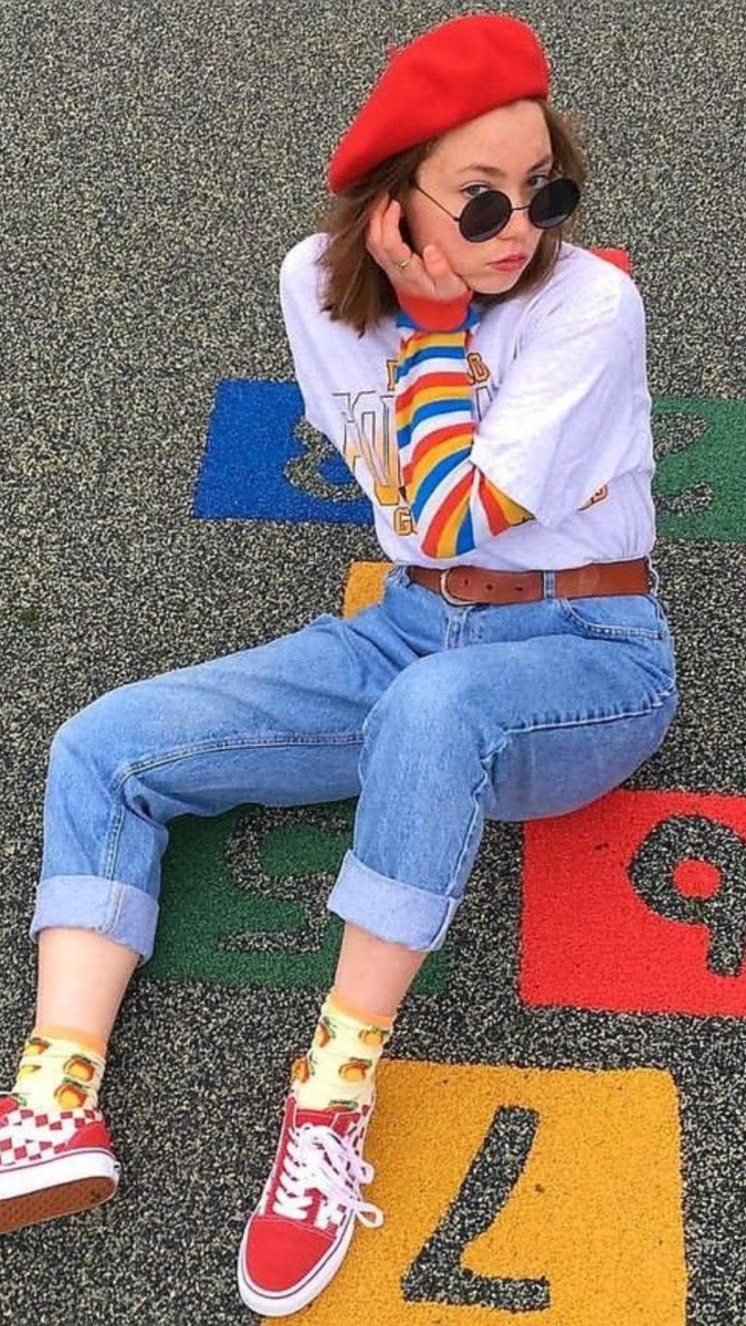 <b>Kidcore</b>Vestir kidcore en verano es una explosión de colores y diversión. Opta por prendas con estampados lúdicos y accesorios llenos de energía, como camisetas con personajes icónicos, shorts coloridos y zapatillas con detalles juguetones. Completa tu look con gorras de béisbol, mochilas llamativas y gafas de sol con formas divertidas. ¡Prepárate para irradiar alegría y estilo bajo el sol del verano con este encantador estilo kidcore!