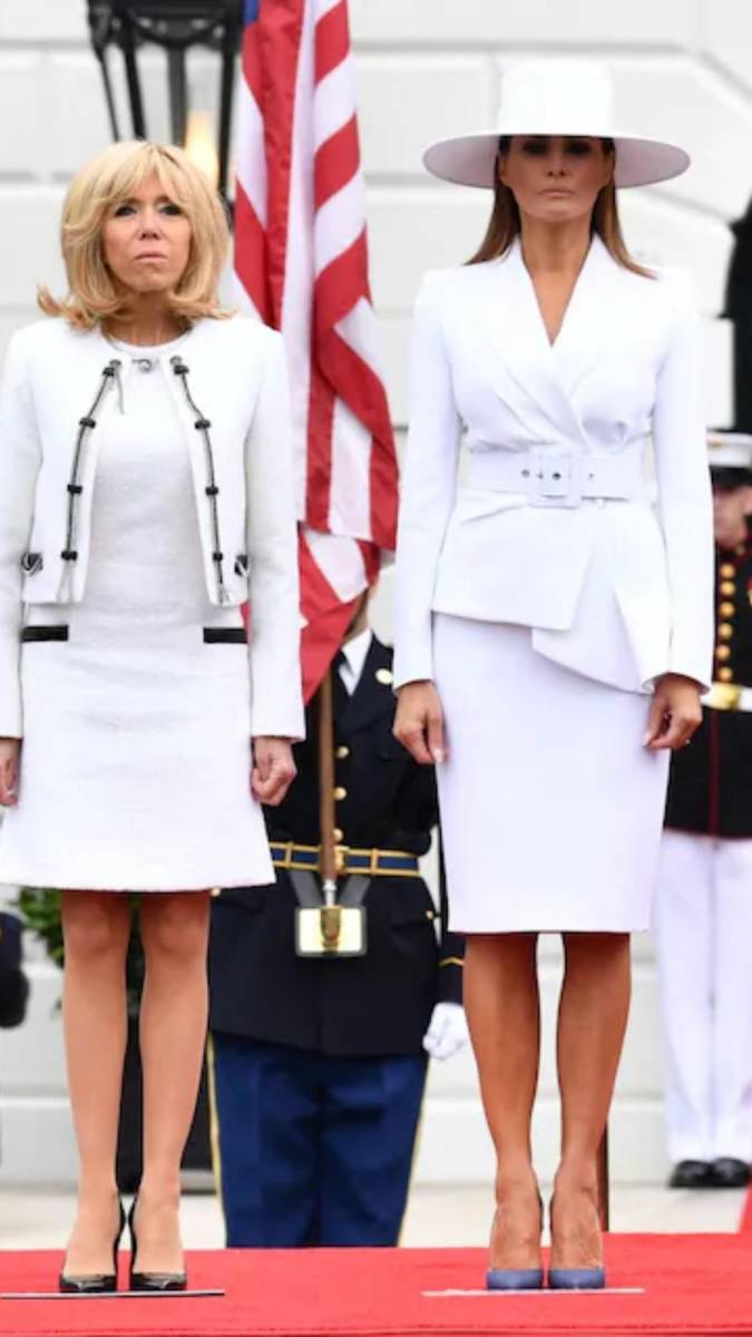 En 2021, después de dejar la Casa Blanca, Melania Trump subastó tres de sus prendas más icónicas, incluyendo un sombrero blanco de ala ancha diseñado por <b>Hervé Pierre</b>. Este sombrero, que lució durante la visita del presidente francés Emmanuel Macron y su esposa Brigitte en 2018, estaba valorado en 2.000 euros. Fue el complemento perfecto de un traje blanco de crepé de Michael Kors.