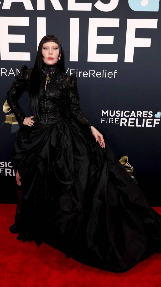 <b>Lady Gaga</b> se presentó con un traje negro de gran impacto, marcado por unas hombreras imponentes que añadían dramatismo al look. El conjunto, con una estructura definida, jugó con la proporción para resaltar su figura de manera sofisticada y fuerte, manteniendo ese toque teatral tan característico de la estrella.