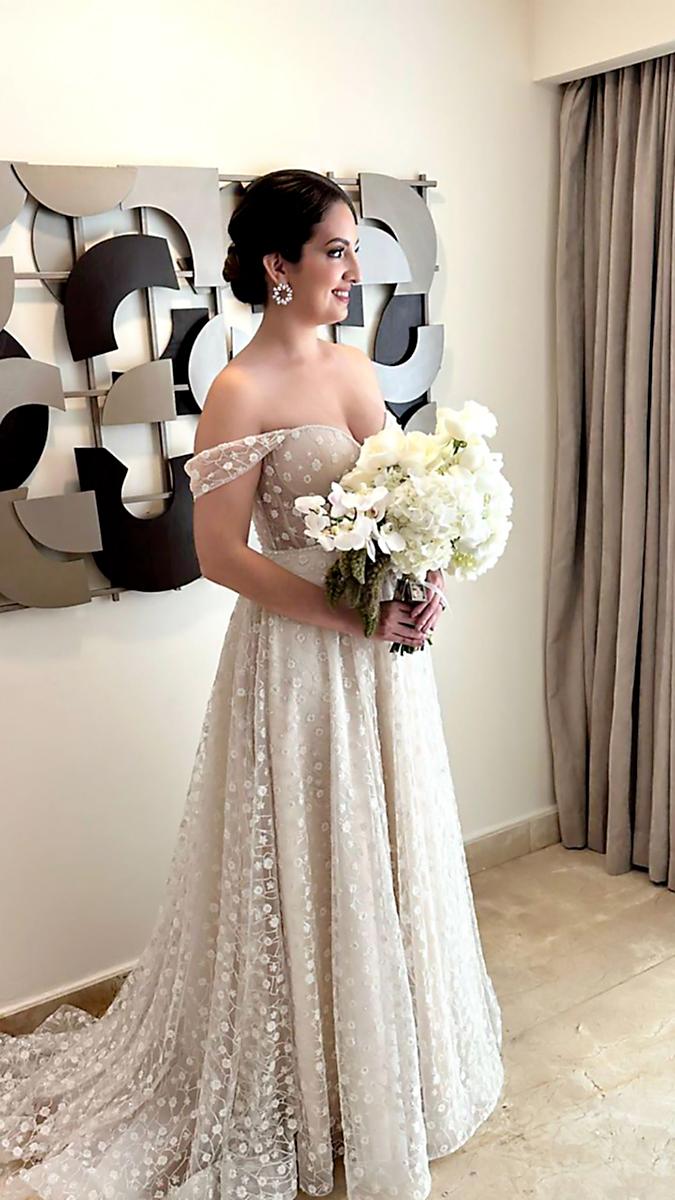 Daniela lució un delicado diseño bordado en tono ivory, escote profundo con tirantes de la firma Pronovias.