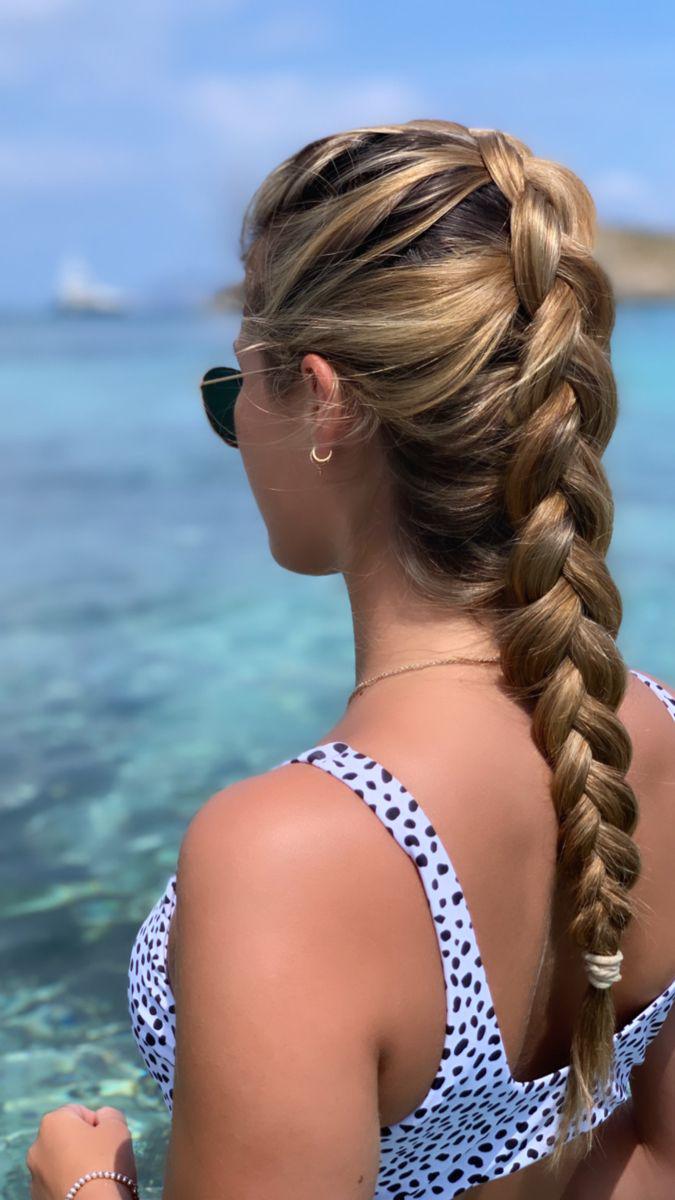 <b>Recogidos trendy para protegerlo y lucirte. </b>Peinados como trenzas, moños relajados o colas altas no solo están en tendencia, también ayudan a que tu cabello se enrede menos y sufra menos exposición directa. Puedes usar scrunchies de tela o pinzas tipo claw clip para un toque cool sin maltratar.
