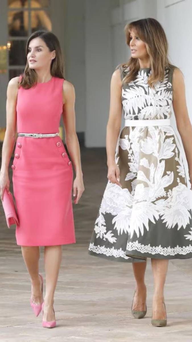 El 19 de junio de 2018, en la visita de los reyes de España a la Casa Blanca, la reina Letizia lució un vestido entallado de Michael Kors, una elección que parecía un guiño a Melania Trump, quien posee el mismo diseño en azul bebé. Melania, por su parte, optó por un vestido floral en blanco de <b>Valentino</b>, que combinó con zapatos verdes de Manolo Blahnik, creando un contraste vibrante para el esperado encuentro.