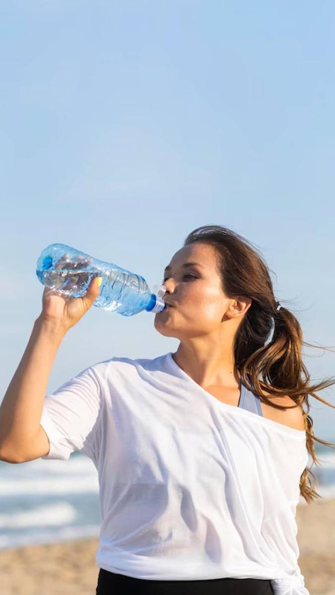 <b>Hidratación desde adentro.</b> Un cabello sano empieza desde adentro. Bebe mucha agua y come frutas frescas como sandía, mango o melón. Te hidratan y aportan vitaminas que tu cabello necesita para brillar con fuerza.