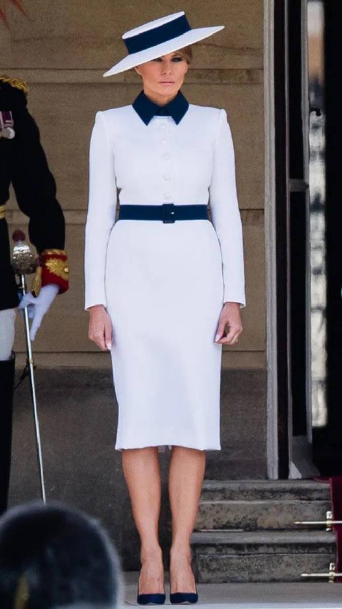 Durante su viaje oficial al Reino Unido en junio de 2019, Melania Trump sorprendió con un look en el palacio de Buckingham que recordó a la princesa Diana de Gales. Lució un vestido blanco de <b>Dolce &amp; Gabbana</b> con cuello azul y cinturón a juego, complementado con un sombrero de Hervé Pierre, creando una reminiscencia del estilo ochentero de Diana. 