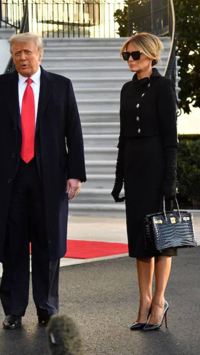 En enero de 2021, al abandonar la Casa Blanca, Melania Trump se despidió con un look de gran elegancia. Optó por un conjunto en tweed negro de <b>Chanel</b>, simbolizando luto, y mantuvo su estilo de power dressing sofisticado y femenino. Completó su atuendo con un bolso Birkin 35 de <b>Hermès</b> en cocodrilo negro, un exclusivo accesorio que puede alcanzar más de 30.000 euros en el mercado de lujo de segunda mano.