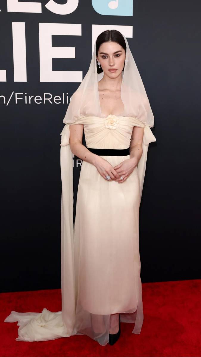 <b>Gracie Abrams </b>encantó en los Grammy 2025 con un look etéreo de Chanel, reflejando su estilo delicado y sofisticado. La silueta fluida, los tejidos ligeros y los detalles sutiles, como encajes y bordados, crearon una estética romántica y atemporal. Con un maquillaje suave y un peinado natural, Abrams logró un aire de elegancia minimalista que resaltó su esencia artística.