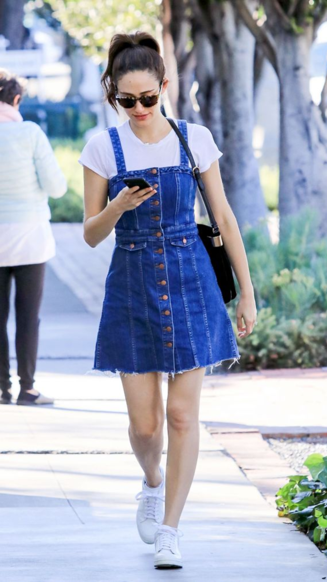 <b>Denim</b>El denim es una opción versátil y atemporal incluso en los días más calurosos del verano. Opta por prendas como shorts, faldas o vestidos de denim ligero para mantenerte fresco y con estilo. Combínalos con camisetas básicas o tops ligeros para un look casual y cómodo que nunca pasa de moda.