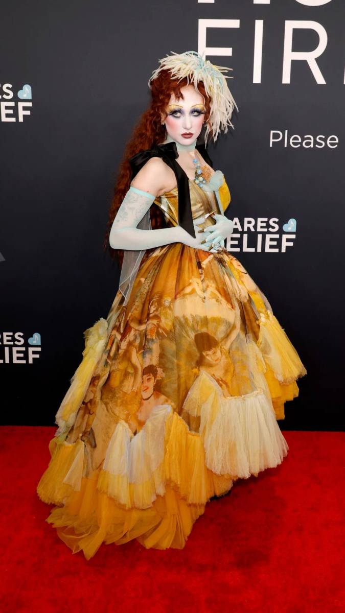 Chappell Roan impactó en los Grammy 2025 con un vestido de Jean Paul Gaultier, fiel a su estilo extravagante y teatral. La pieza combinaba corsetería estructurada con una falda voluminosa, jugando con texturas y transparencias. Con un peinado exuberante y maquillaje dramático, la cantante se robó las miradas de la noche.